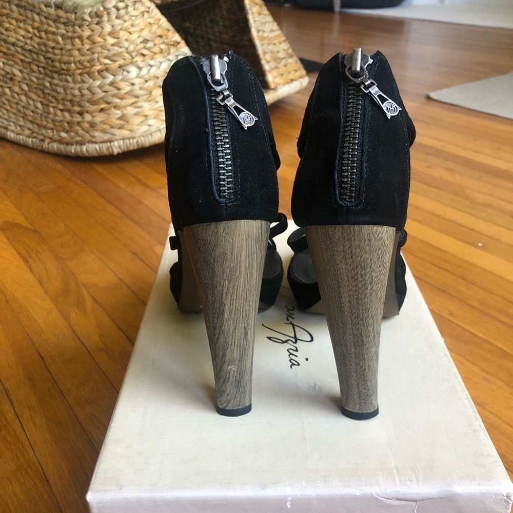 Max Azria Runway Leather Sandals/Shoes - Picture 4 of 6